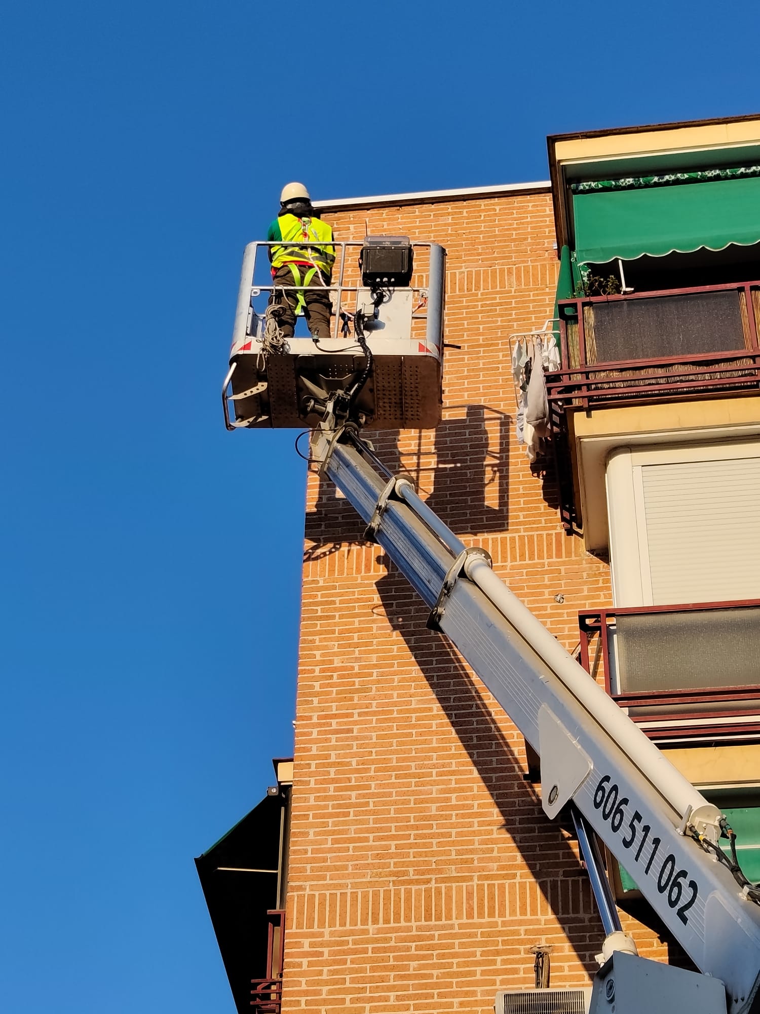 Operario de Anntha Servis trabajando en plataforma elevadora
