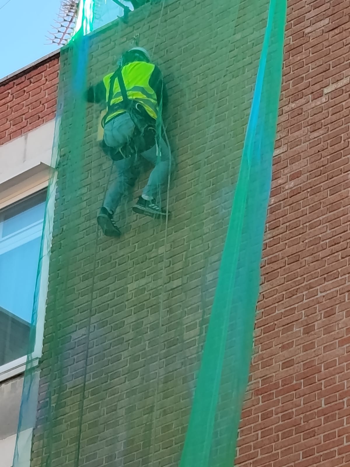Técnico de Anntha Servis en trabajos verticales con arnés
